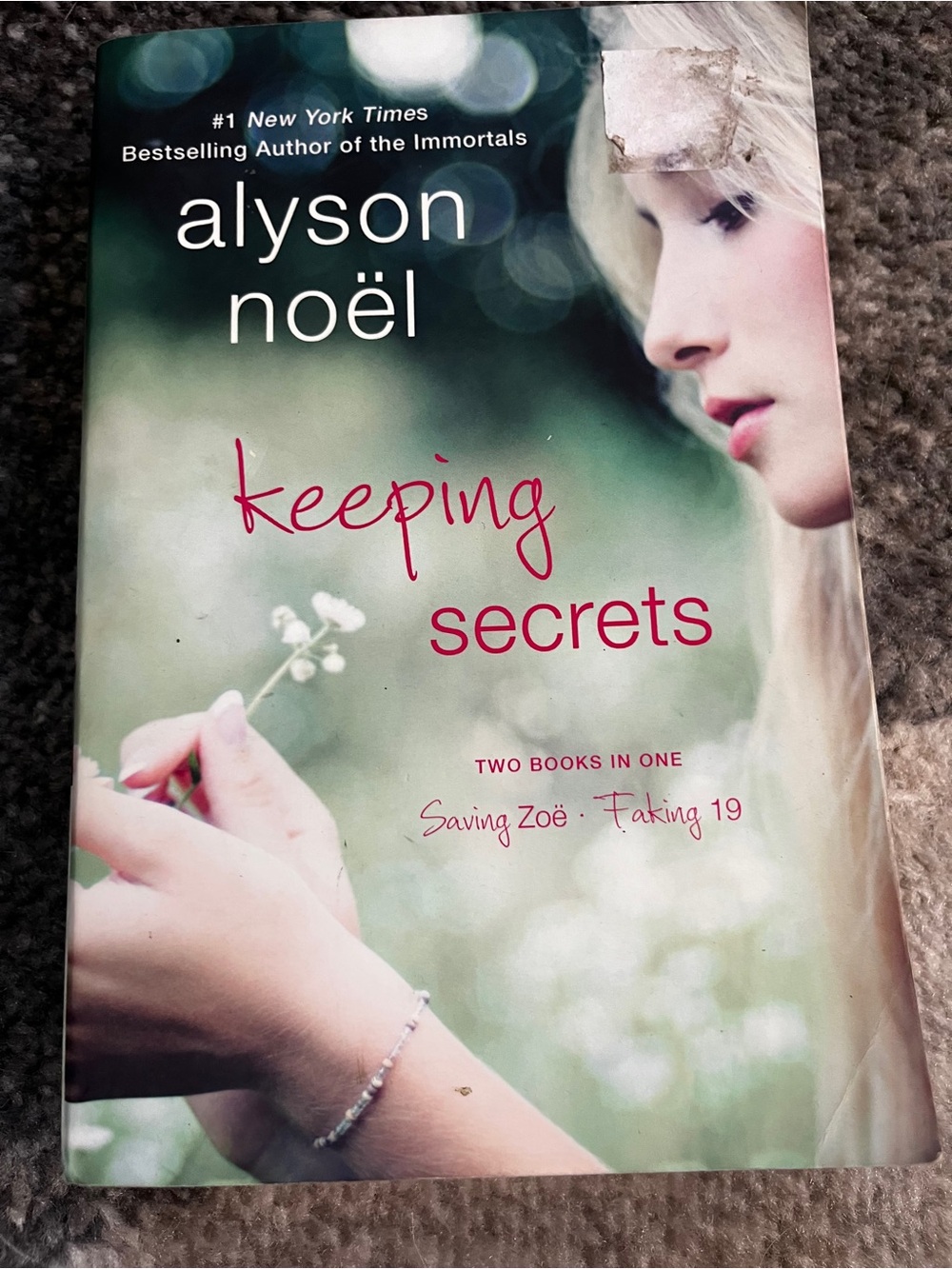 Keeping Secrets by Alyson Noël - Paperback Book